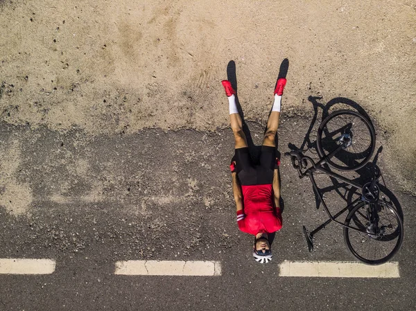 Vista Aérea Ciclista Deitado Estrada Perto Sua Bicicleta Fotos De Bancos De Imagens Sem Royalties