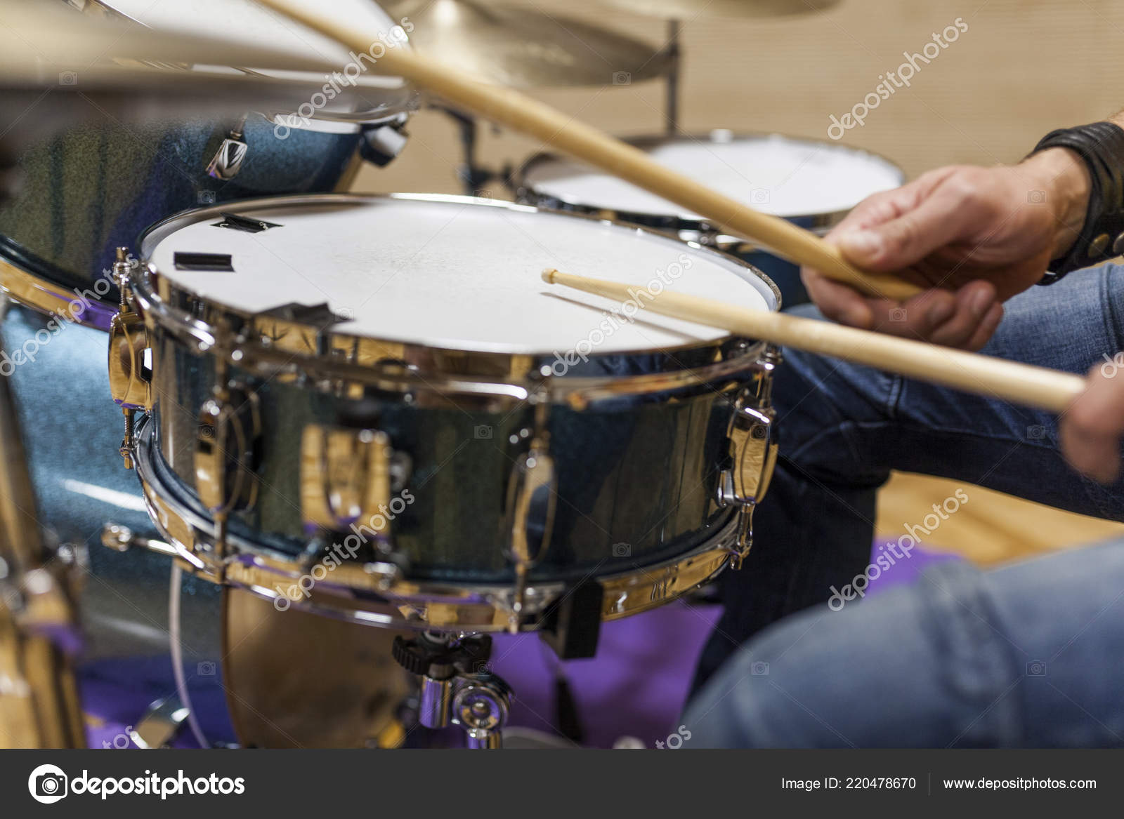 シンバル写真素材 ロイヤリティフリーシンバル画像 Depositphotos