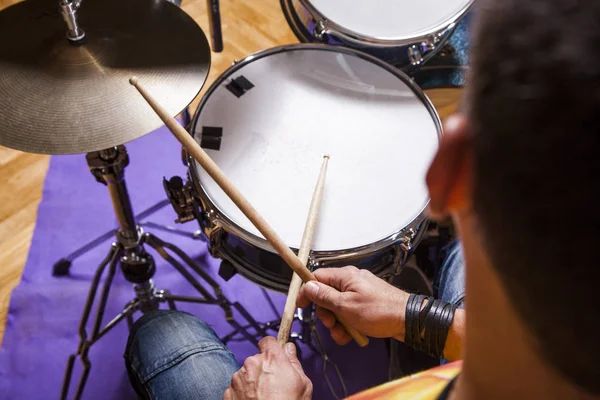 Jovem Percussionista Ensaiando Tocando Bateria Estúdio Ensaio Vista Aérea — Fotografia de Stock