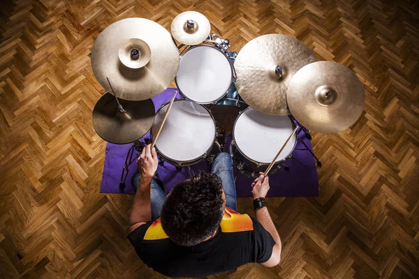 リハーサル リハーサル スタジオ 空撮でドラムを演奏若い打楽器奏者 — ストック写真