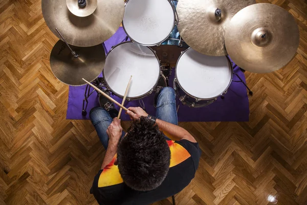 リハーサル リハーサル スタジオ 空撮でドラムを演奏若い打楽器奏者 — ストック写真