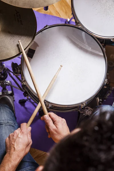 Mladý Perkusista Zkoušet Hrát Bicí Zkoušce Studio Letecký Pohled — Stock fotografie