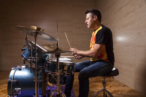 Jovem Percussionista Ensaiando Tocando Bateria Estúdio Ensaio — Fotografia de Stock