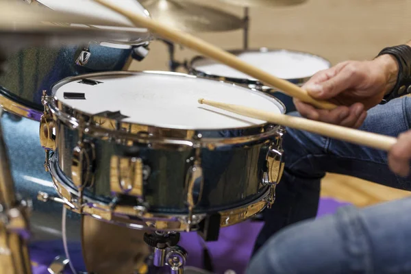 Joven Percusionista Ensayando Tocando Batería Estudio Ensayo —  Fotos de Stock