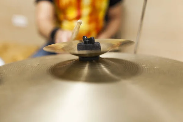 リハーサル リハーサル スタジオでドラムを演奏若い打楽器奏者 — ストック写真