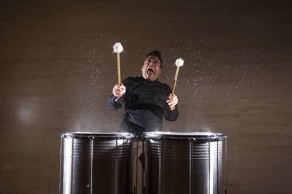 Jovem Percussionista Praticando Com Dois Tambores Nos Estúdios Ensaio — Fotografia de Stock