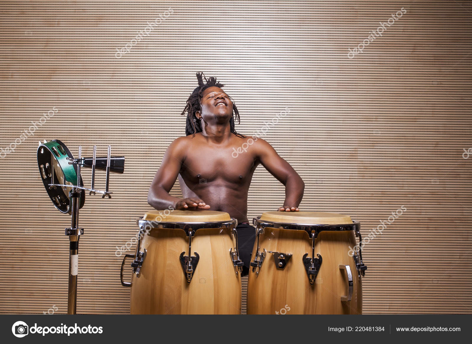 若いアフリカ人のラスタファリアン人リハーサルを楽しんで コンガ