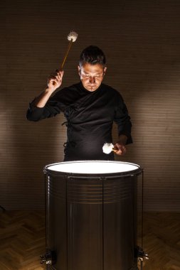 Genç perküsyoncu iki davul prova stüdyoları ile pratik