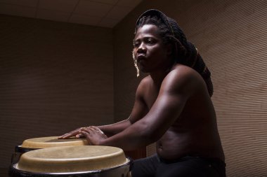 Genç siyah adam prova sahiptir ve congas çalış