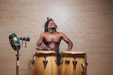 Afrika rastafarian delikanlı prova sahiptir ve konga, tef ve çıngırak çalar