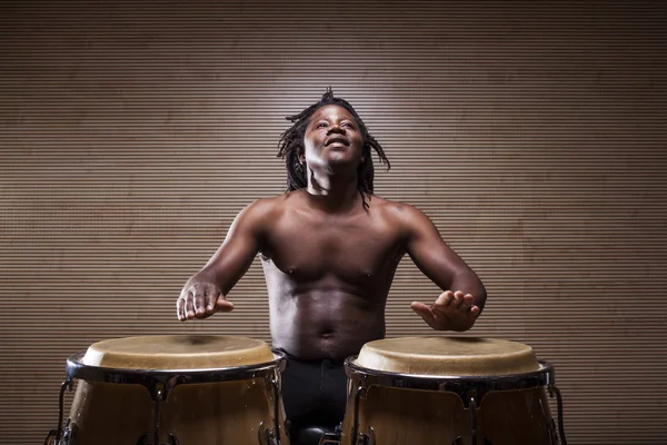 Afrika rastafarian delikanlı prova sahiptir ve congas çalış