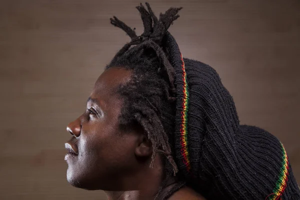 Joven Rastafari Hombre Mostrando Sus Rastas Retrato — Foto de Stock