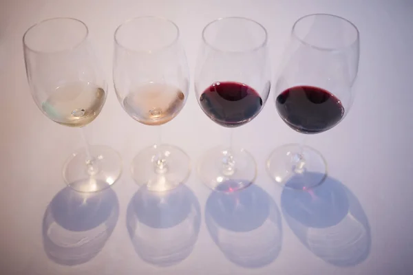在西班牙的一家酒楼里喝了四杯品酒 — 图库照片