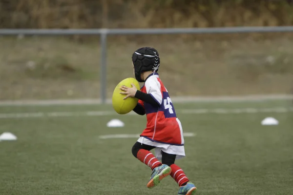 Çocuk Rugby Oyuncusu Prova Satırı Doğru Topu Ile Çalışır — Stok fotoğraf