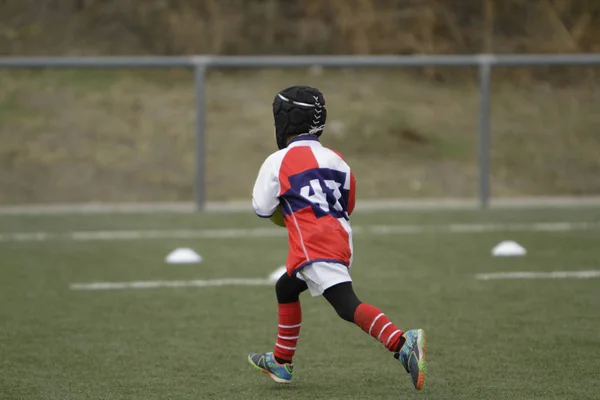 Kind Rugbyspeler Wordt Uitgevoerd Met Bal Richting Repetitie Lijn — Stockfoto