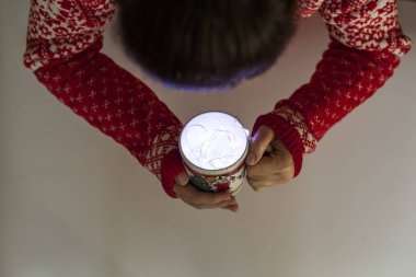 bir genç kızın bir surata Noel ışıkları tam seyir üstten görünüm