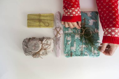 bazı hediyeler beyaz zemin üzerine yerleştirerek Noel Kazak ile genç kız