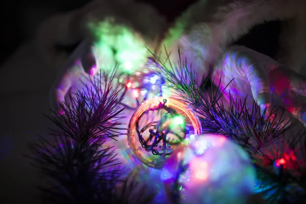 Vue Dessus Des Bras Père Noël Plaçant Des Boules Pleines — Photo