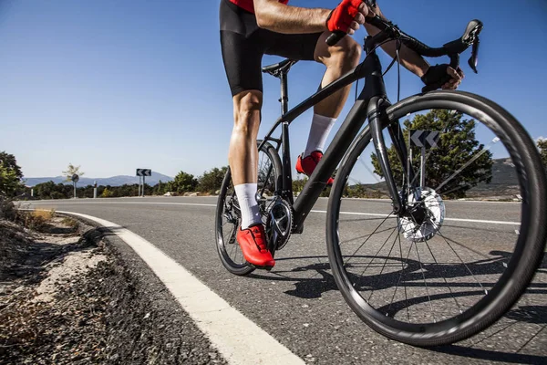 Joven Ciclista Con Camiseta Roja Bicicleta Negra Sube Por Camino — Foto de Stock