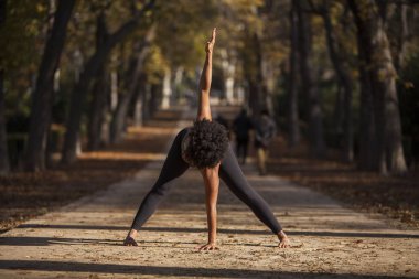 Park yolu üzerinde pratik yoga açık havada, güzel afro kadın