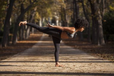 Park yolu üzerinde pratik yoga açık havada, güzel afro kadın