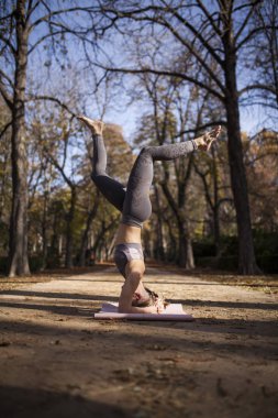 Park yolu üzerinde pratik yoga açık havada, güzel beyaz kadın