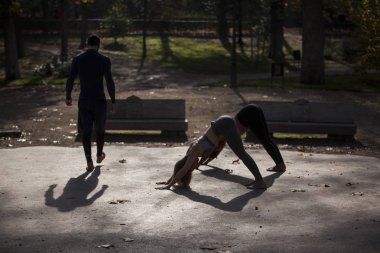 Yogi grup pratik yoga açık havada