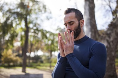 Yogi adam sakallı meditasyon, portre