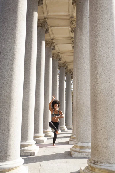 Mulher Afro Bonita Praticando Ioga Livre Entre Colunas — Fotografia de Stock