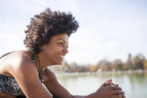 Pratik yoga açık havada ve gülümsemek güzel afro kadın