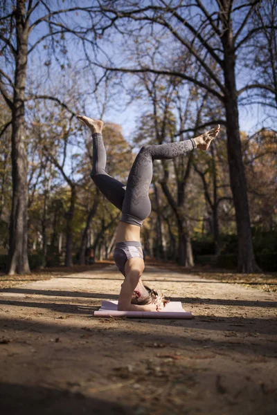 Park yolu üzerinde pratik yoga açık havada, güzel beyaz kadın