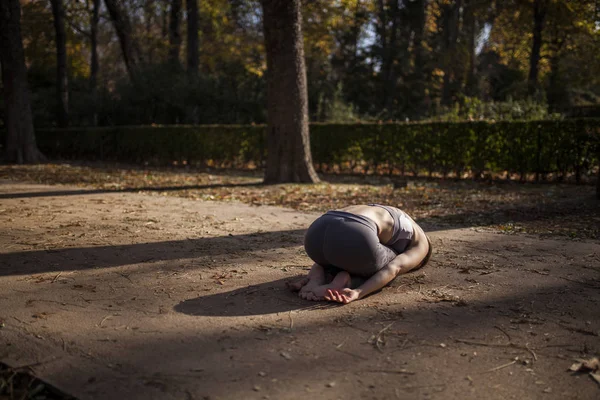 Beautiful Caucasian Woman Practicing Yoga Outdoors Park Path — Stock Photo, Image