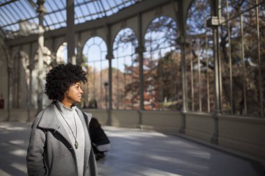 parkta eğleniyor güzel afro kadın