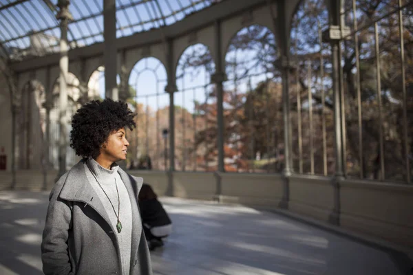 Bela Afro Mulher Divertindo Parque — Fotografia de Stock