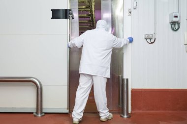 buzdolabı odasının sürgülü bir kapı manipüle et kesme odası işçisi