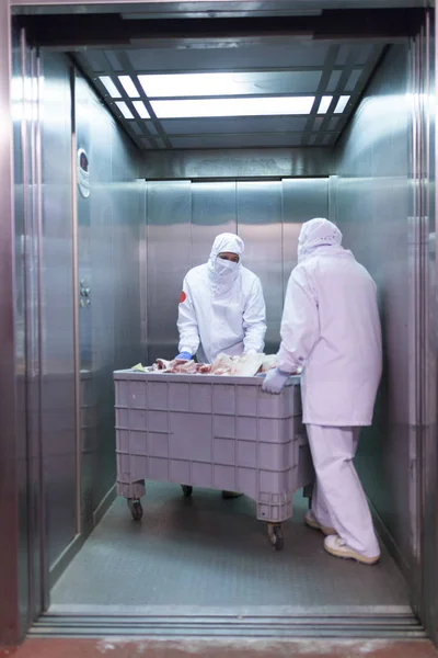 Asansörü Konteynırıyla Dolduran Işçiler — Stok fotoğraf