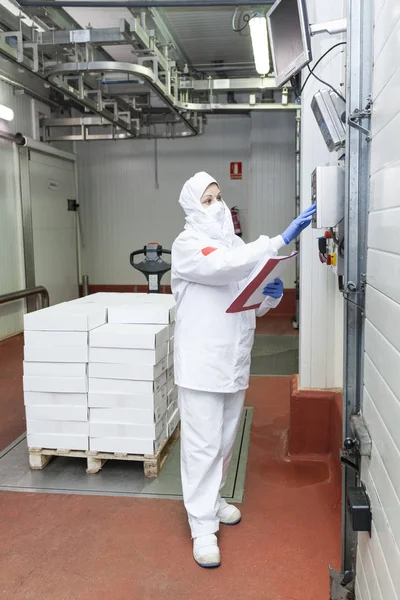 Meat Cutting Room Worker Weighing Pallet Boxes Loading Dock — Stock Photo, Image