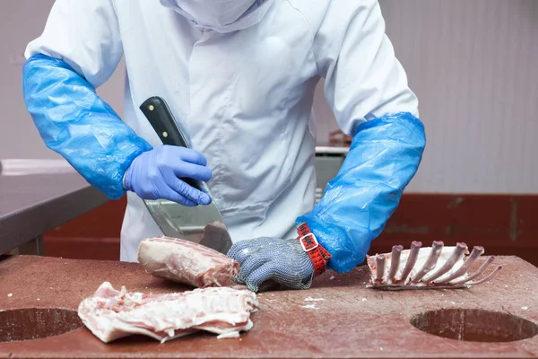 Εργαζόμενος Τεμαχισμού Κρέατος Προετοιμασία Ένα Ράφι Του Αρνιού — Φωτογραφία Αρχείου