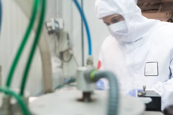 Trabajador Con Ropa Trabajo Higiénica Utilizando Máquina Embalaje Atmósfera Protectora — Foto de Stock