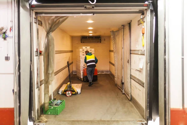 Worker Loading Pallets Truck Loading Dock — Stock Photo, Image