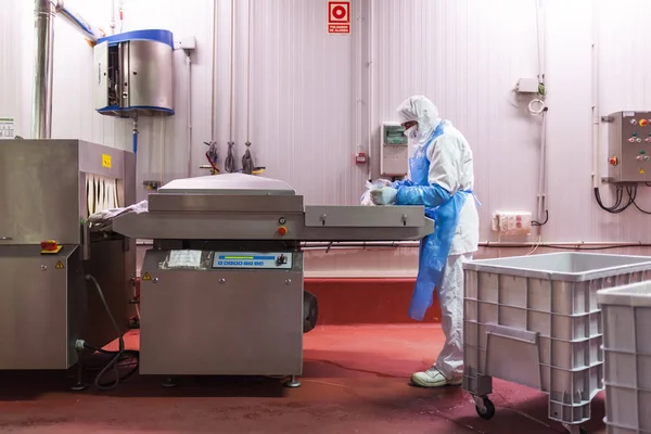 Trabajador Con Ropa Higiénica Utilizando Máquina Envasado Vacío Sala Corte — Foto de Stock