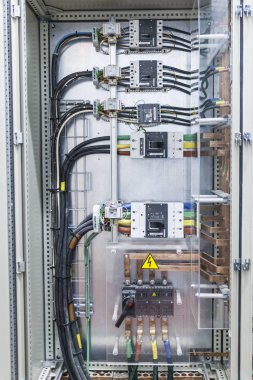bir endüstriyel Elektrik Tesisatı kontrol panelinin iç bağlantıları