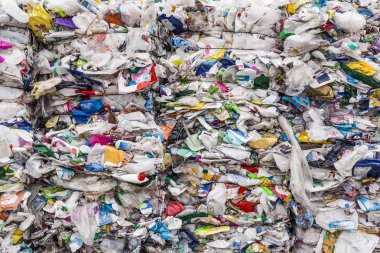 geri dönüşüm tesisi ambarda bekleyen her türlü kapsayıcıların oluşan geri dönüşümlü plastik bale
