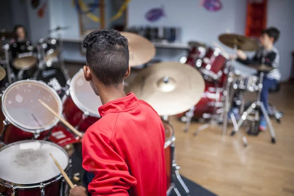 Menino Afro Irreconhecível Com Jaqueta Vermelha Participando Uma Aula Bateria — Fotografia de Stock