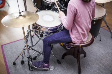 tanınmaz genç kız davul çalıyor