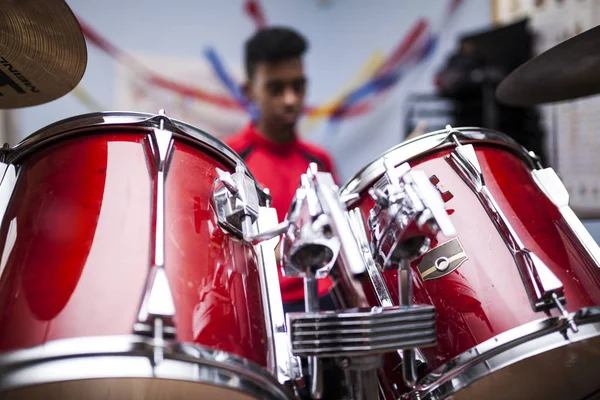 Menino Afro Irreconhecível Com Casaco Vermelho Participando Uma Aula Bateria — Fotografia de Stock