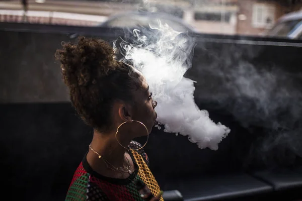 Afro kadın sigara — Stok fotoğraf