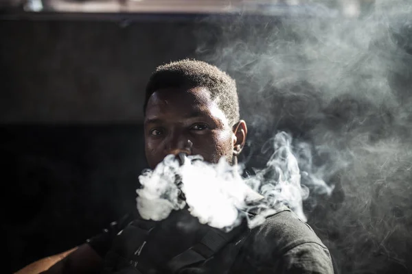 非洲男子吸烟 — 图库照片
