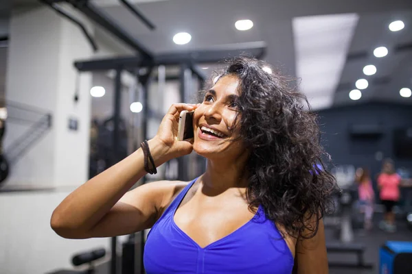 Frau im Fitnessstudio — Stockfoto