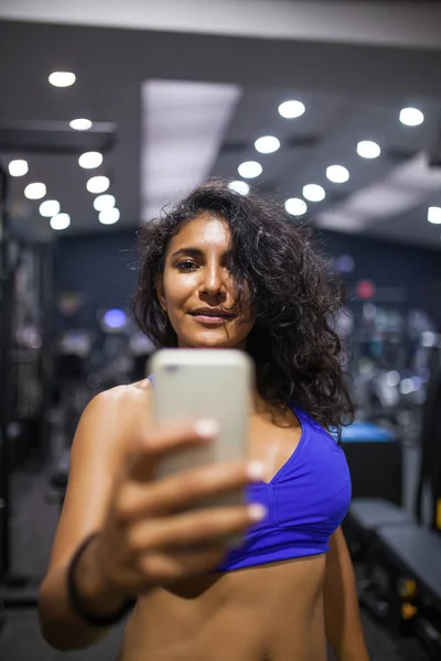 Frau im Fitnessstudio — Stockfoto